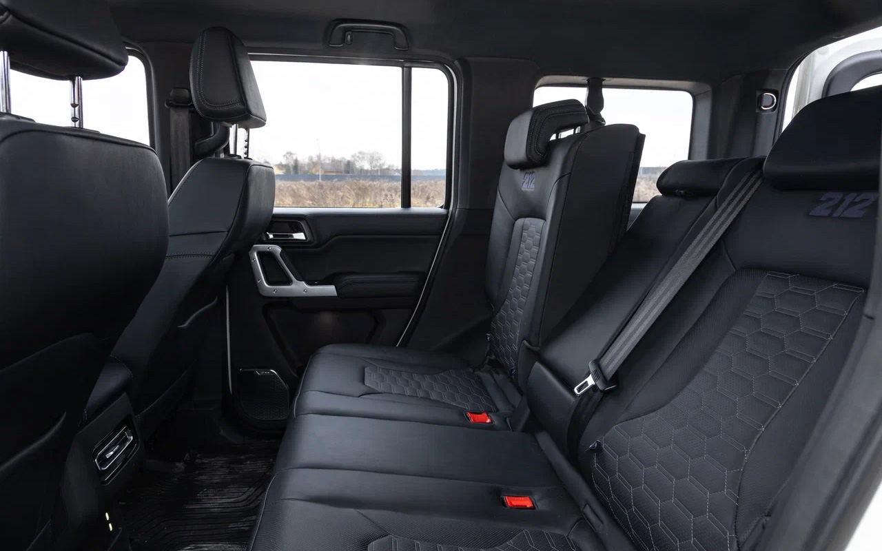 Достать что-либо из багажника BAW 212 пассажир второго ряда может даже на ходу — он не отделен от салона даже рулонной шторкой