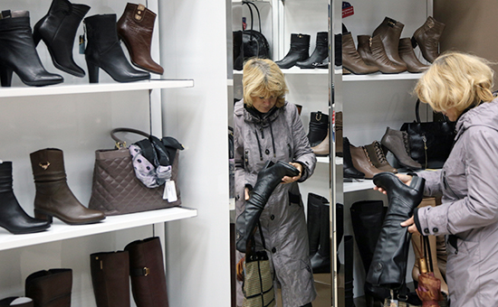 Покупательница в магазине обувной сети &quot;Вестфалика&quot;, входящей в группу компаний &quot;Обувь России&quot;, Новосибирск