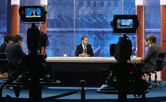 Премьер-министр России Дмитрий Медведев во время интервью, посвященного итогам работы правительства в текущем году