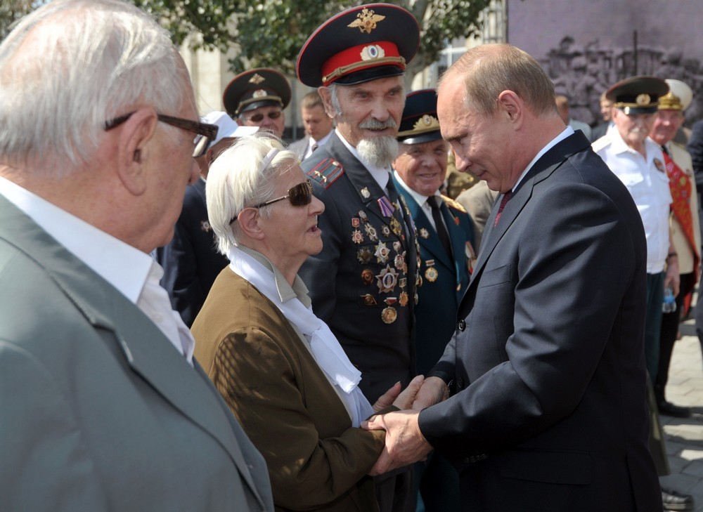 В.Путин и байкер Хирург запустили фонтан "Детский хоровод"