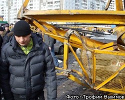 Спасатели уберут части упавшего крана с магистрали в Красноярске к вечеру
