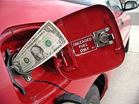 Розничная цена бензина в США 12 недель сохраняется выше 2 долл./галлон