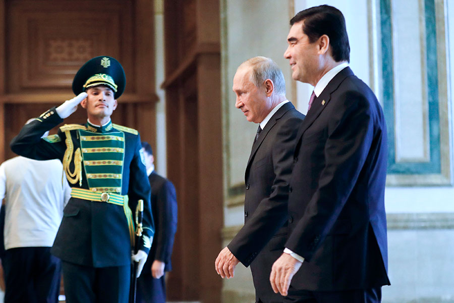 Владимир Путин и Гурбангулы Бердымухамедов (слева направо на первом плане)