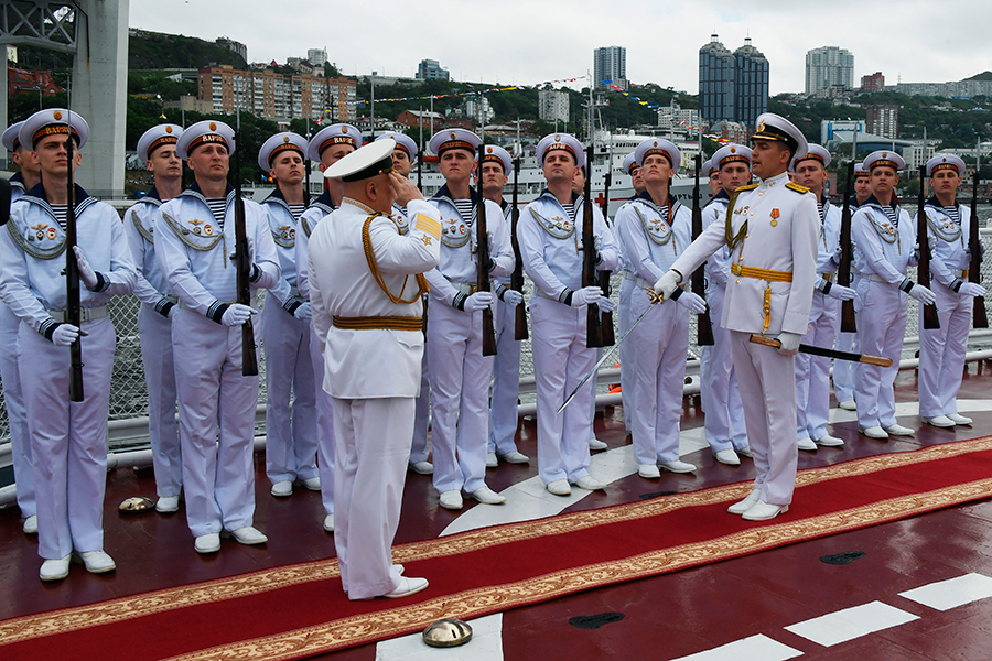 Командующий Тихоокеанским флотом адмирал Сергей Авакянц (слева на переднем плане) на параде во Владивостоке