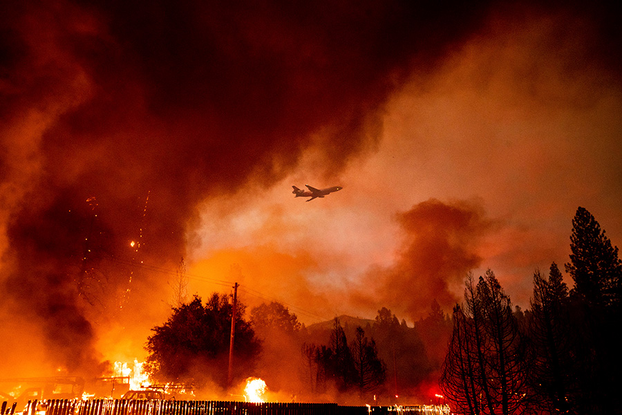 Пожар в округе Марипоса начался 22 июля. По данным Калифорнийского департамента лесного хозяйства и противопожарной защиты (Cal Fire), он уничтожил более 6,3 тыс. га леса рядом с Йосемитским национальным парком