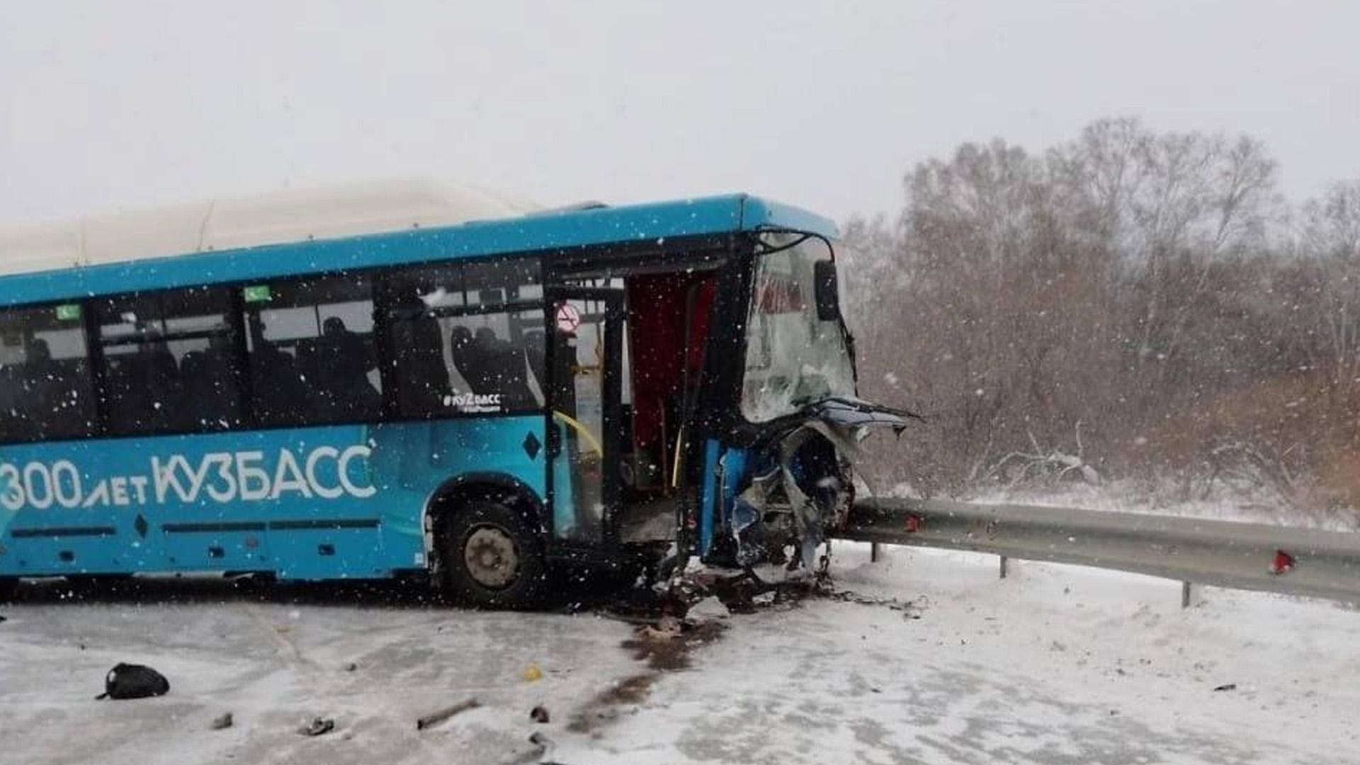 Пять человек погибли в ДТП с автобусом в Кемеровской области