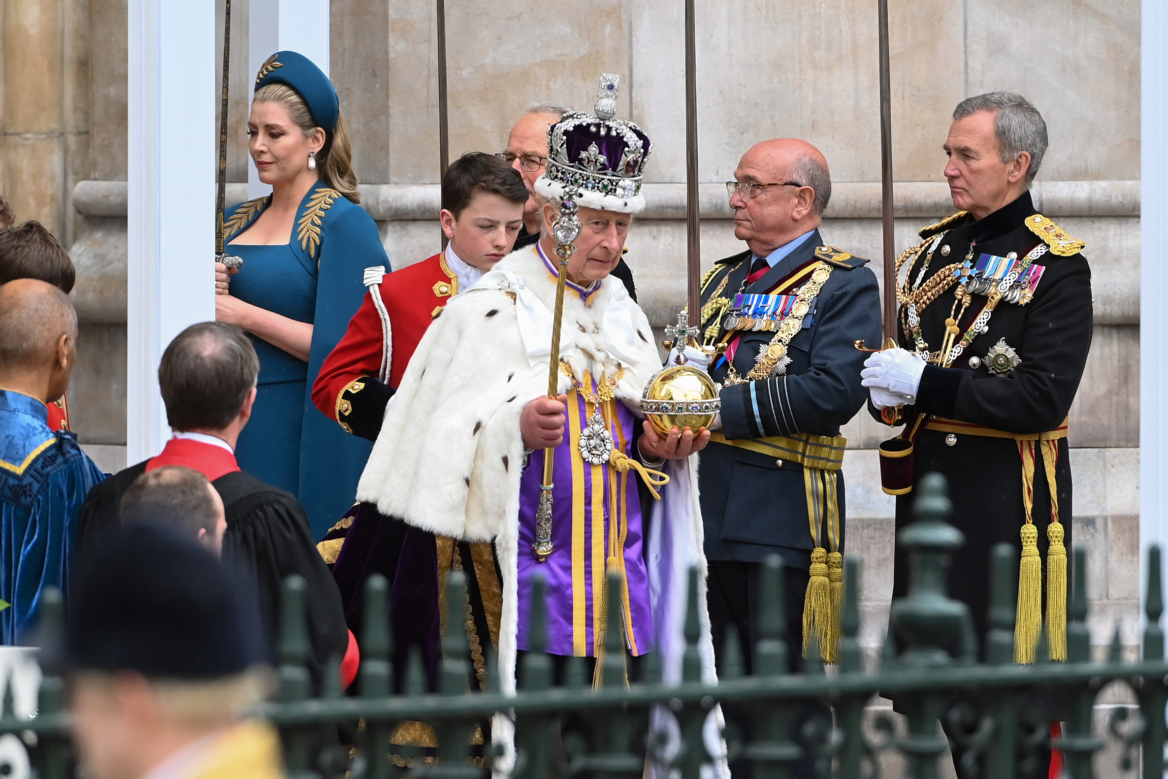 Карл III с королевскими регалиями выходит из Вестминстерского аббатства