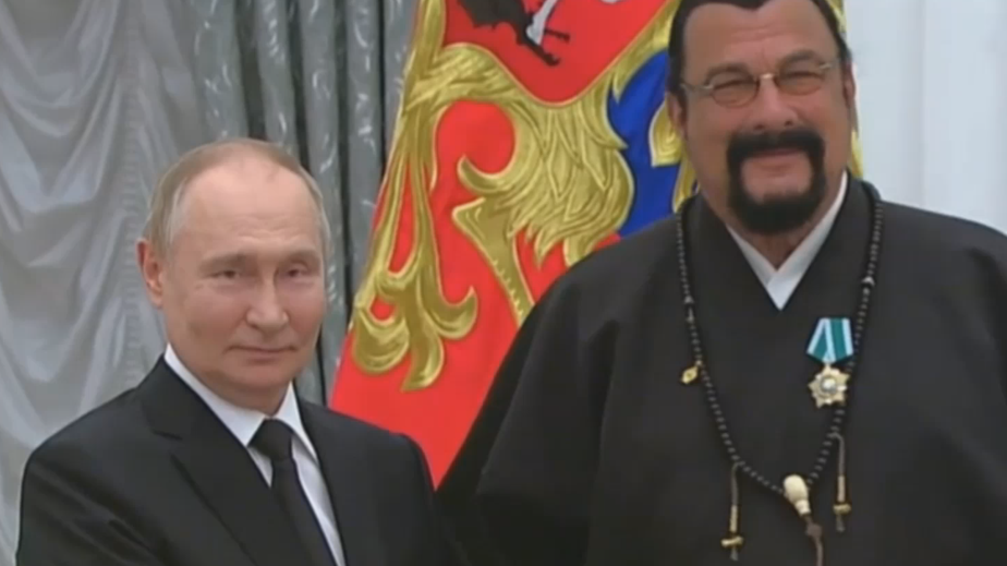 Путин вручил актеру Стивену Сигалу орден Дружбы. Видео