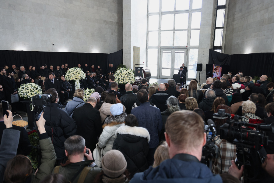 На фото: во время церемонии прощания в Большом траурном зале &laquo;Троекурово&raquo;.

В зале играли песни Бедроса Киркорова, показывали кадры его выступлений и интервью.