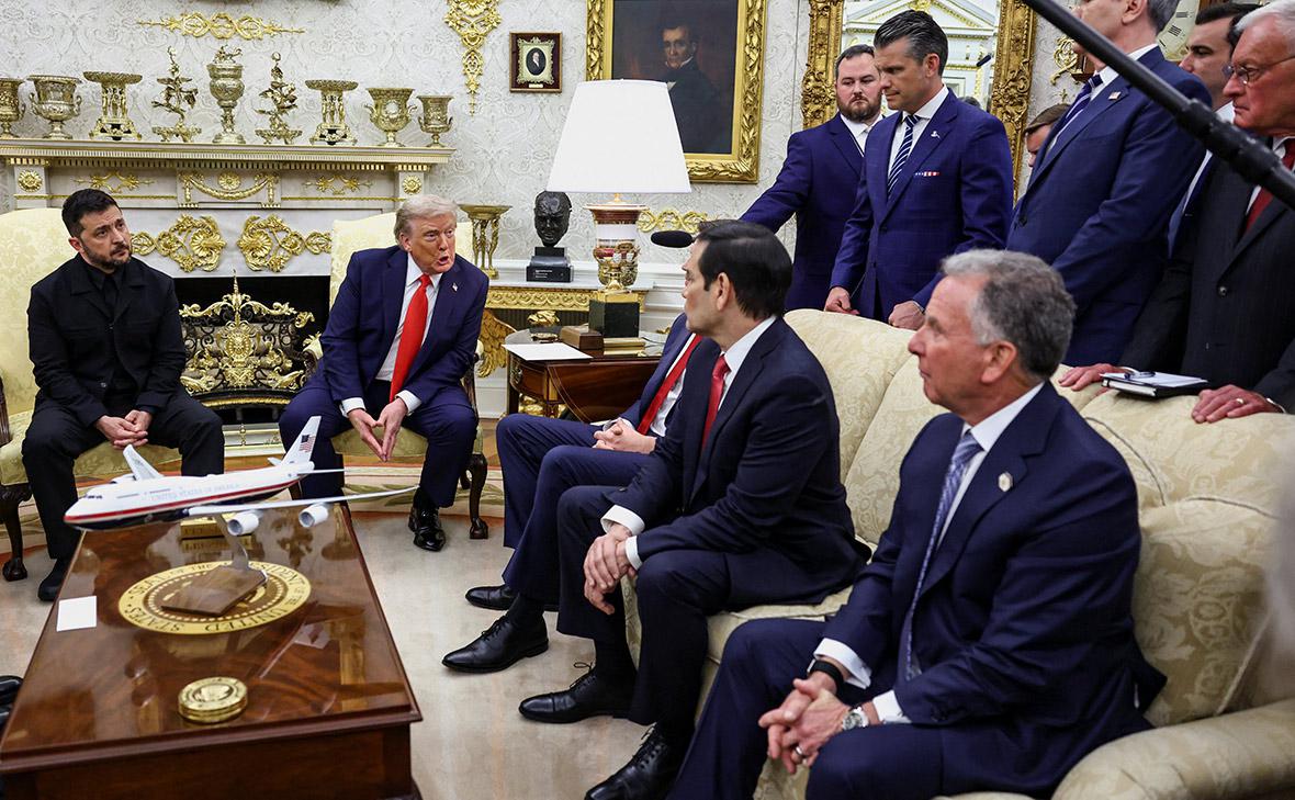 Дональд Трамп во время встречи с Владимиром Зеленским и лидерами ЕС