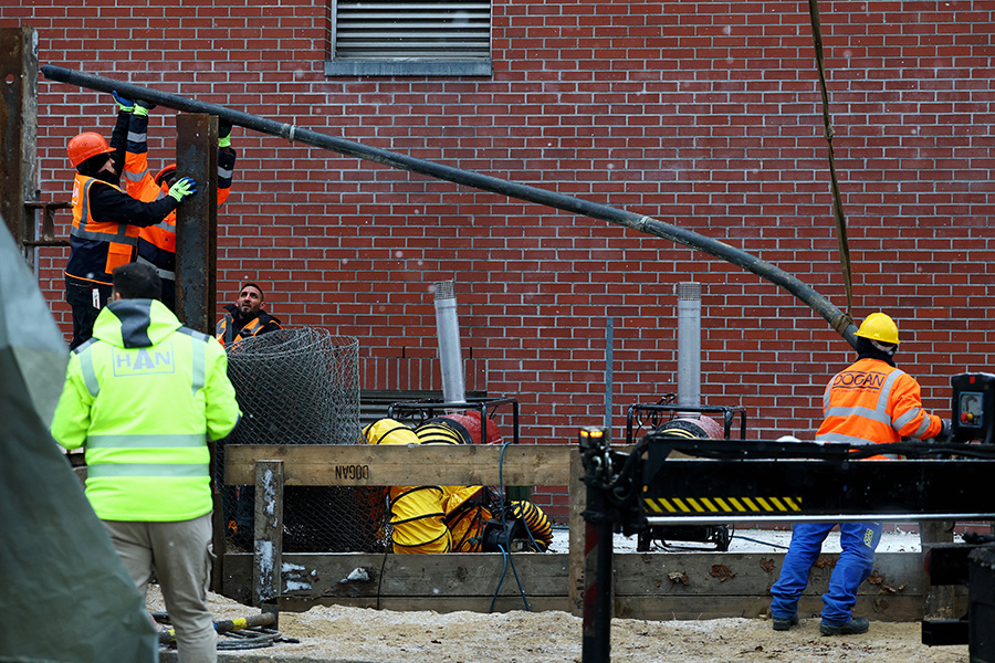 Рабочие прокладывают высоковольтный кабель напряжением 110 киловольт на строительной площадке для восстановления электроснабжения в Берлине