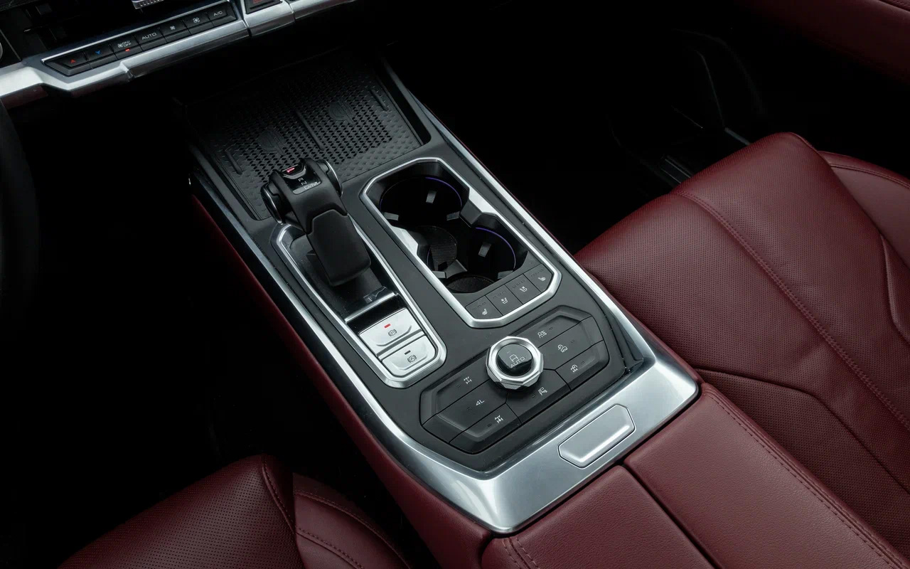 Все важные клавиши, отвечающие за полный привод и блокировки, &mdash; под рукой