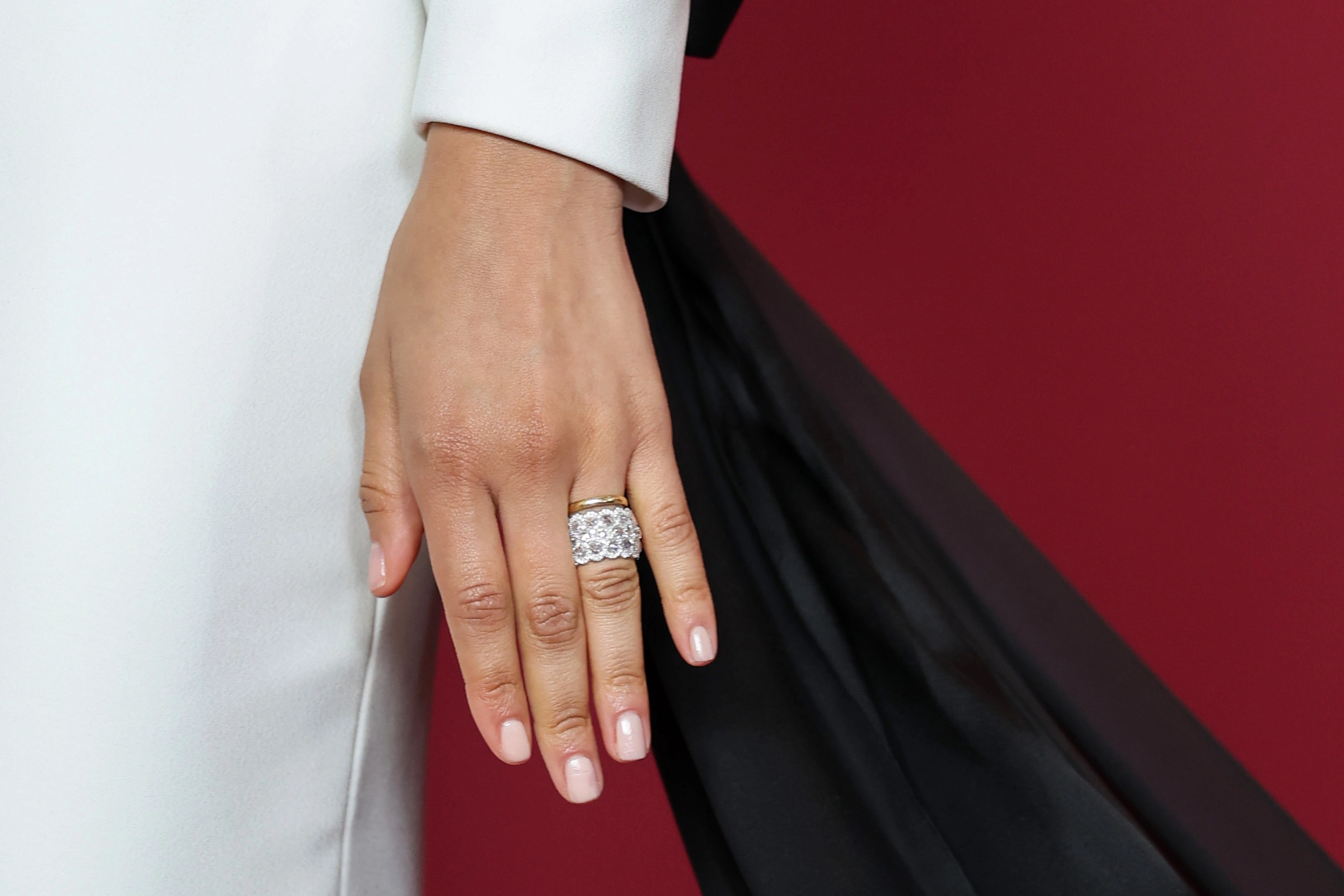 Обручальное кольцо на руке Зендеи