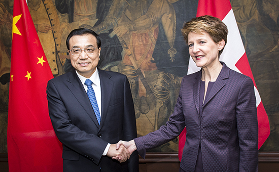 Премьер госсовета КНР Ли Кэцян и президент Швейцарии Симонетта Соммаруга на Давосском форуме