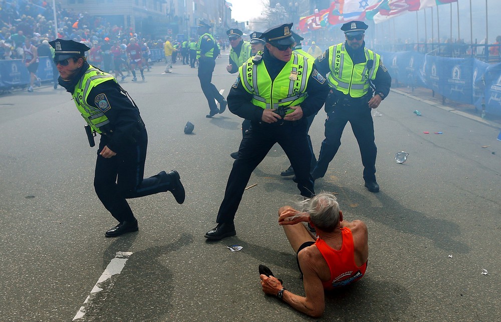 На финише Бостонского марафона прогремели два взрыва