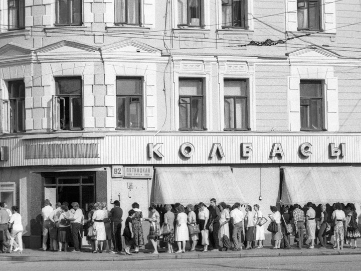 "Докторская""Докторская" колбаса - пожалуй, самый известный бренд продукта на постсоветском пространстве. И сегодня потребители называют его первым среди марок советской пищевой промышленности. "Докторскую" колбасу вспомнило наибольшее количество участников исследования ВЦИОМ: 31,2% респондентов хорошо знают эту марку, а 27,3% из них покупают ее. Создателями этого сорта вареной колбасы были научные сотрудники и технологи ВНИИ мясной промышленности, а первым производителем стал Московский мясоперерабатывающий комбинат им. Анастаса Микояна.