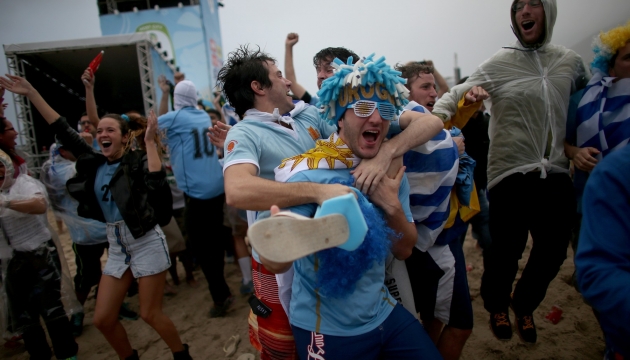Сборная Уругвая обыграла команду Англии на чемпионате мира благодаря дублю Луиса Суареса и сохранила шансы на выход в плей-офф. Англичане, в свою очередь, оказались в одном шаге от провала и теперь их судьба зависит от других команд. (с) Getty Images.