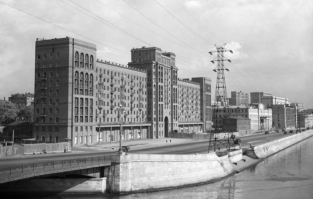 Строительство корпуса А, расположенного вдоль Москвы-реки. 1946 год