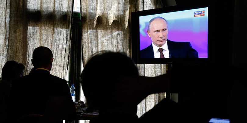 Путин предложил повысить зарплаты «неуказным» бюджетникам