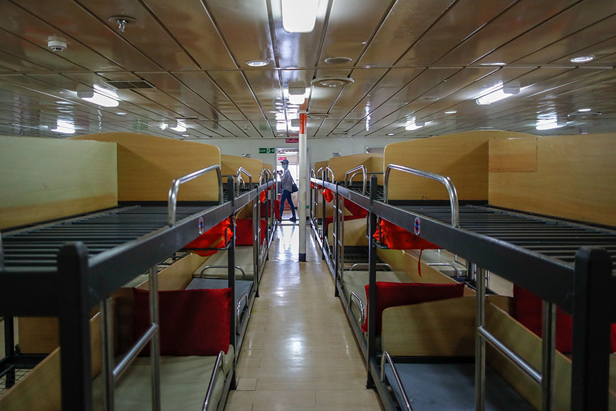 Пассажирское судно в Маниле (Филиппины), которое власти планируют использовать как карантинный центр.

К 13 апреля в стране выявлено около 5 тыс. случаев заражения коронавирусом​
