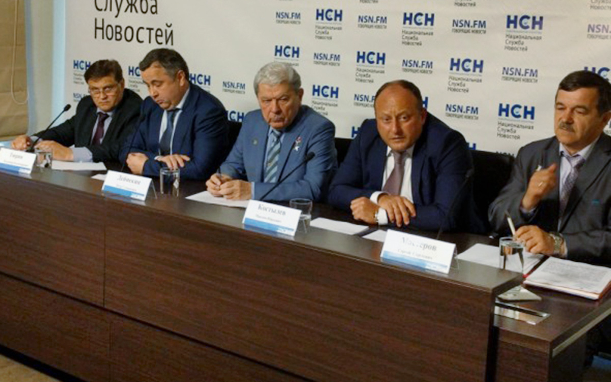 Максим Костылев (второй справа)