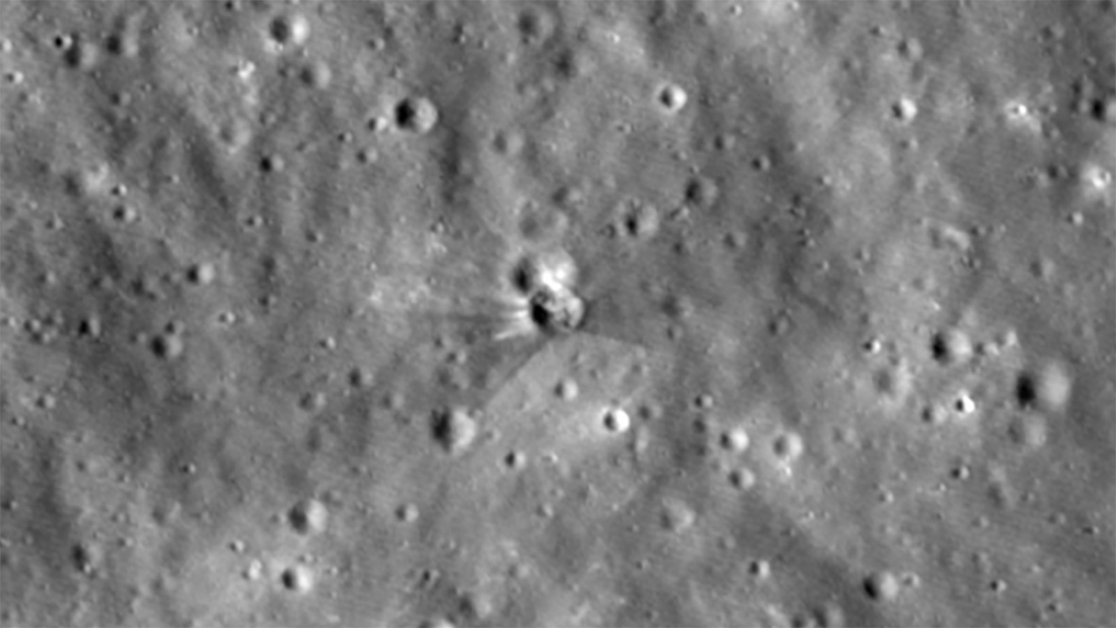 Посмотрите на кратер, появившийся после столкновения ракеты с Луной
