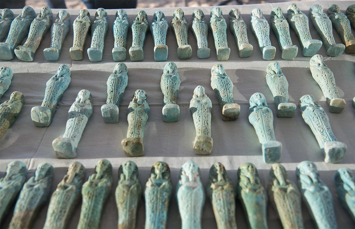 Статуэтки ушебти, найденные в некрополе в провинции Эль-Минья в Египте