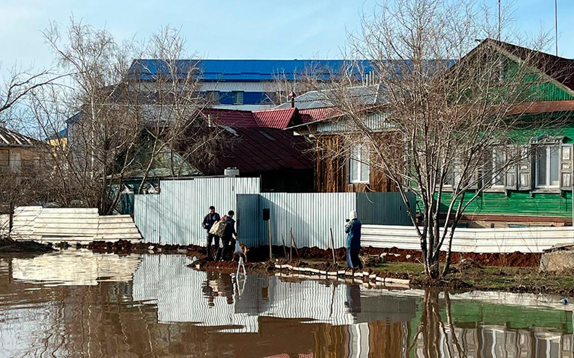 В Оренбурге жители сами заказали машины с глиной для защиты от наводнения