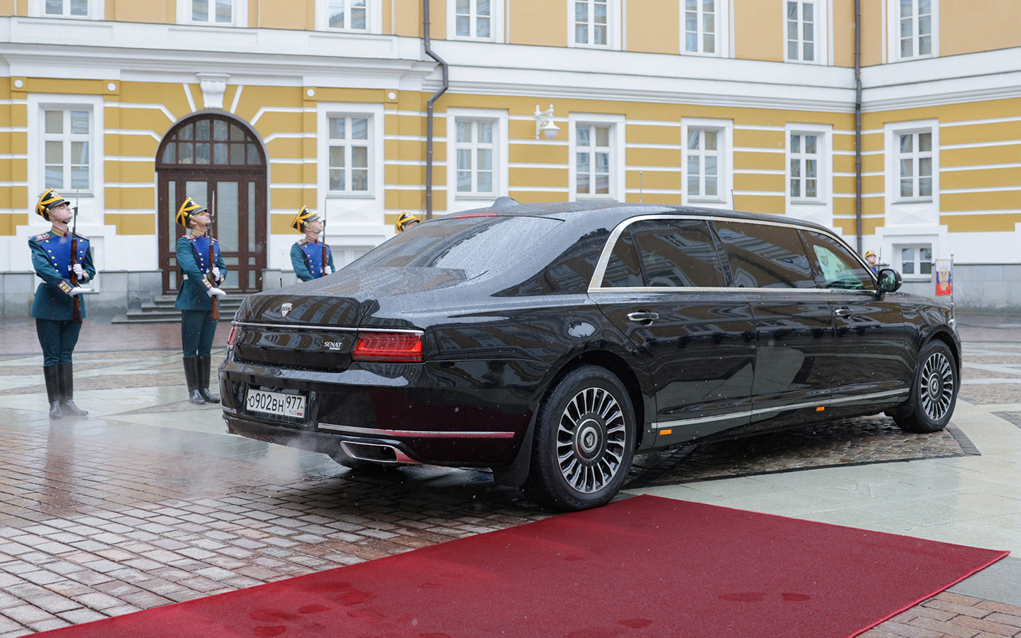 Россия. Москва. Обновленный автомобиль кортежа президента РФ Aurus Senat перед началом церемонии инаугурации, 7 мая 2024 года