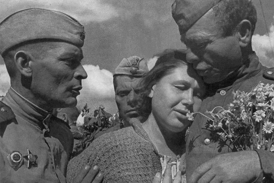 Женщина встречает демобилизовавшегося мужа-фронтовика. Авторское название фотографии: «Похоронная была ошибкой», 1945/1946 год (точная дата и место съемки не установлены).