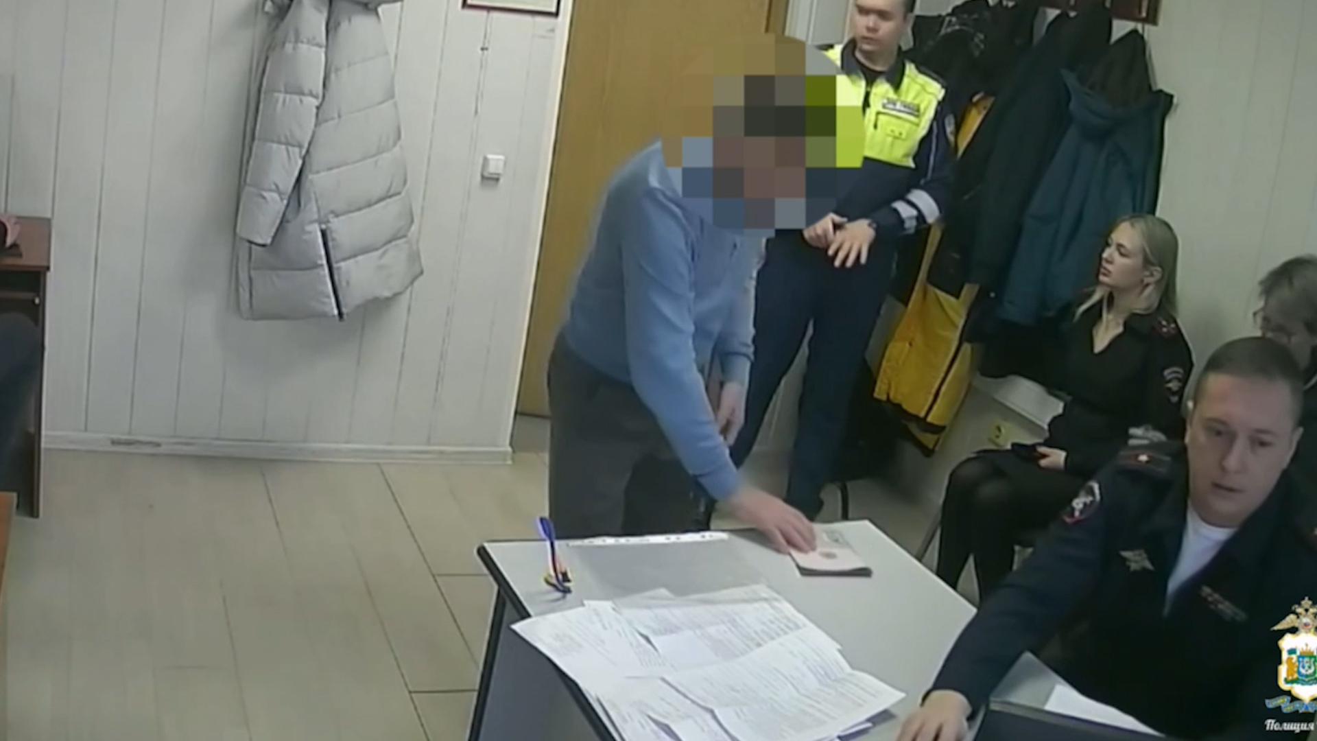 В Югре мужчина вклеил фото в чужие паспорта для сдачи экзаменов в ГАИ