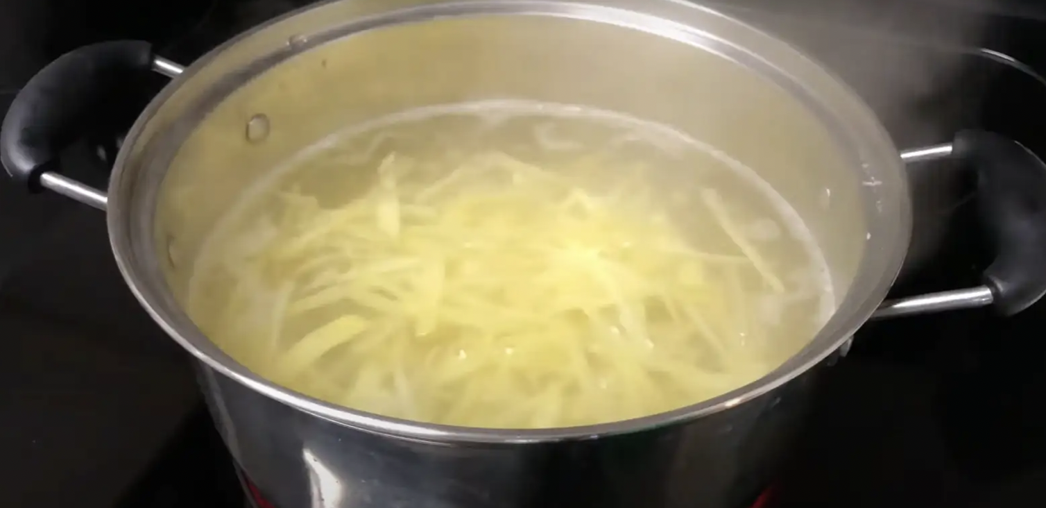 Отварите картофель