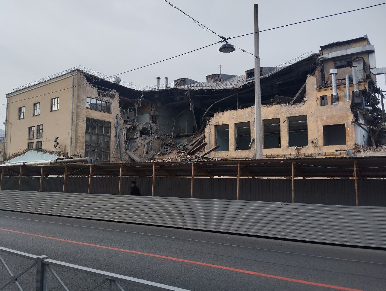 Частично снесенное здание исторической фабрики-кухни на улице Красного Курсанта