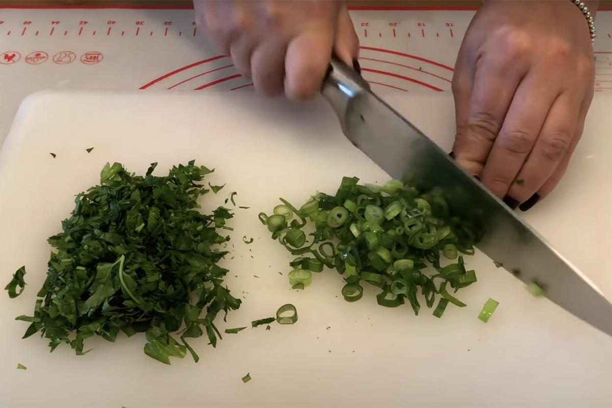 Посыпьте готовый суп зеленью