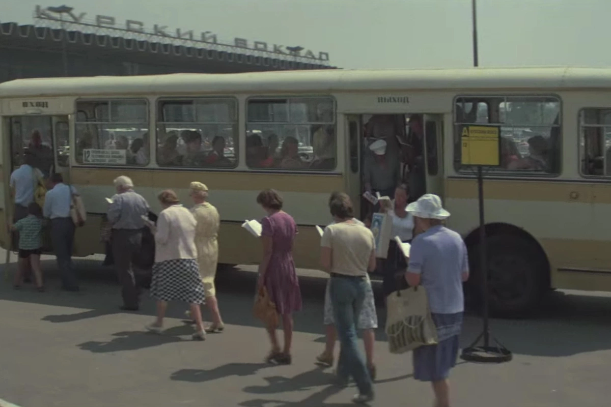 Отправление поезда в Южногорск в фильме «Спортлото-82» было с Курского вокзала Москвы