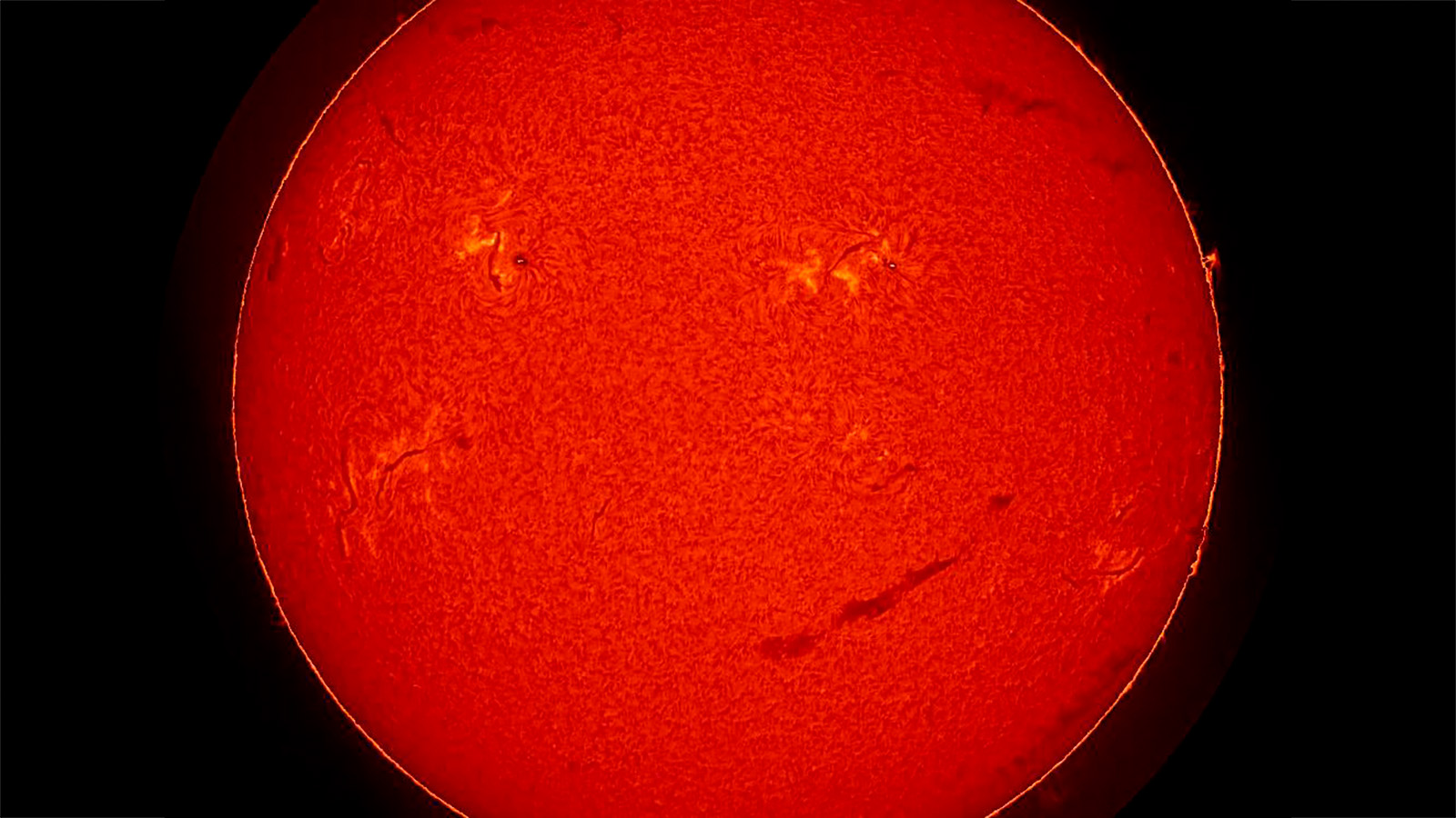 На Солнце появился огромный смайлик. Что это и как он выглядит