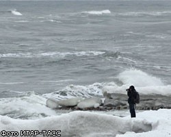 Шторм мешает поискам рыбаков в Охотском море