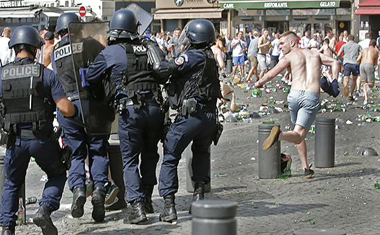 Массовые беспорядки с участием футбольных болельщиков в Марселе


