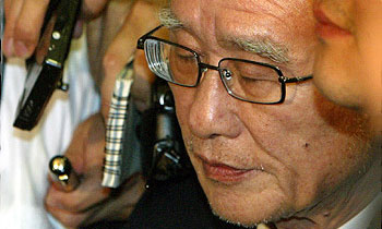 69-летний основатель Daewoo Ким Ву Чун слушает приговор