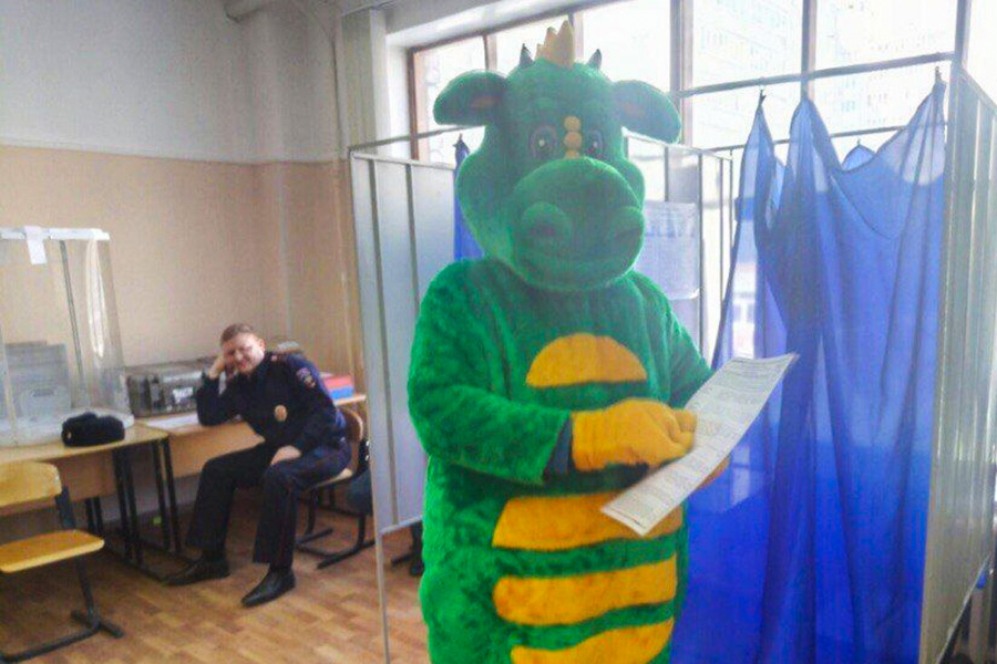 На участке №937 в Рязани успешно проголосовал мужчина в костюме дракона.