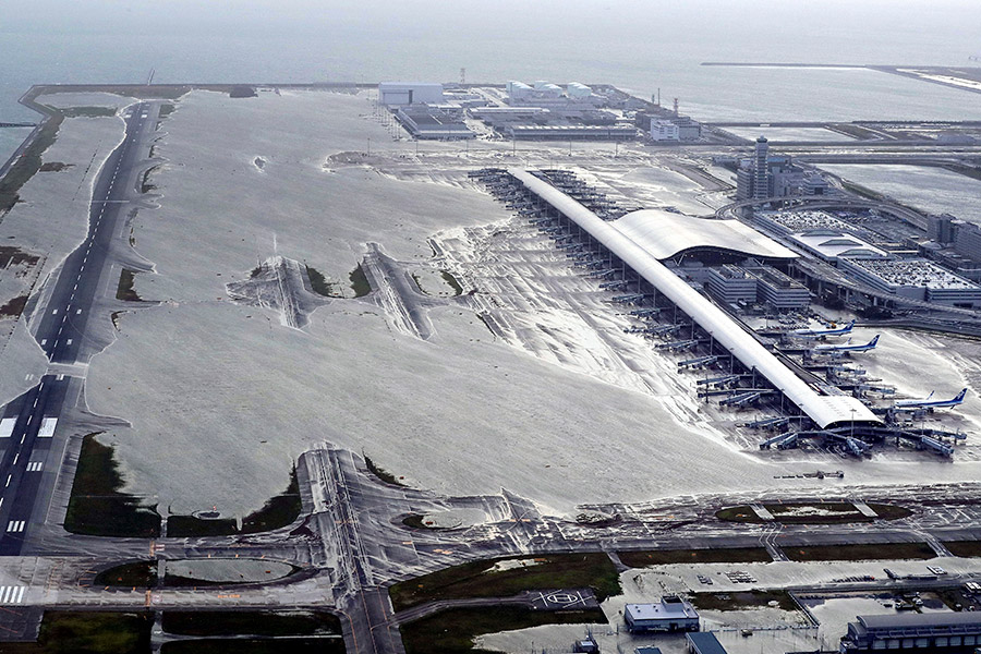 Из-за тайфуна оказался затоплен международный аэропорт Кансай, расположенный на насыпном острове