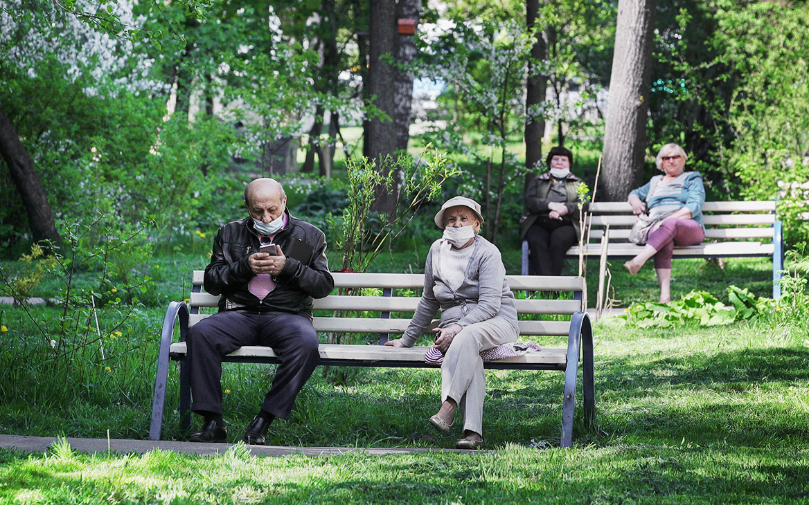 В парках Москвы нанесли разметку для соблюдения социальной дистанции