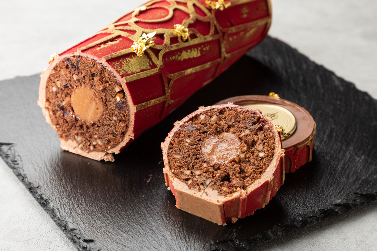 Трэвел-кейк &laquo;Астория&raquo;: шоколадный кекс с клюквой, маринованной в премиальном дистилляте, с фундуком и начинкой из клюквенной карамели и в хрустящем карамельном покрытии традиционного красного цвета
