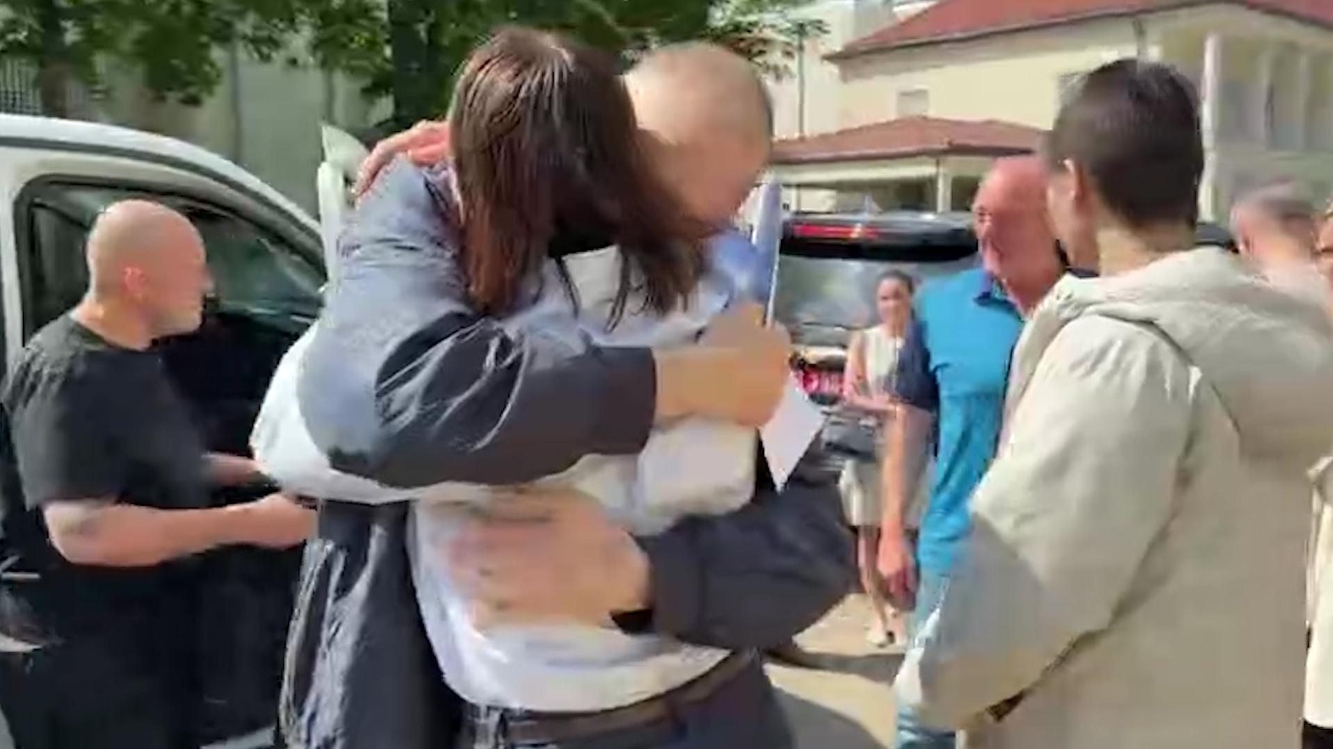Момент встречи Сергея Тихановского с женой. Видео