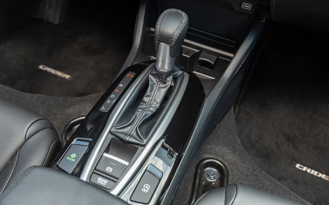 Центральная консоль у&nbsp;Honda Crider оформлена в лучших традициях старой школы. Жаль, что системы&nbsp;старт-стоп и Auto Hold приходится заново активировать после каждого нового пуска мотора, настройки сбрасываются