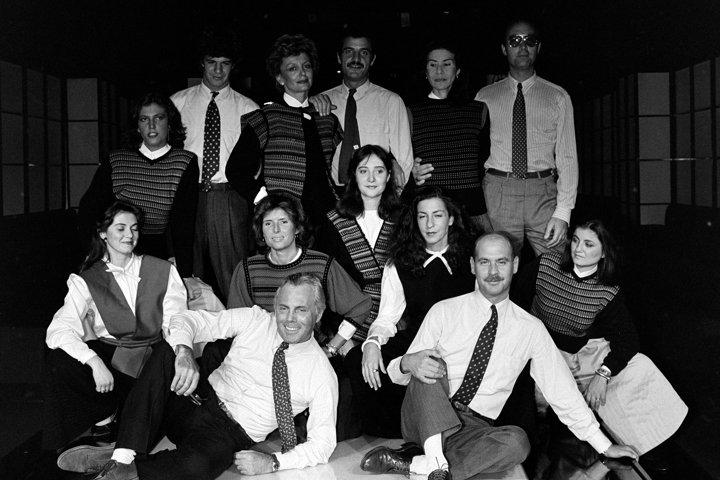 В 1974 году состоялся первый модный показ коллекции Армани. А в июле 1975 года Армани вместе с архитектором, близким другом и бизнес-партнером Серджо Галеотти (на фото в первом ряду справа от Армани) открыл в Милане дом моды Giorgio Armani, специализирующийся на одежде прет-а-порте, то есть сшитой массово, а не на заказ. Чтобы открыть модный дом, друзьям пришлось продать старый автомобиль Volkswagen.