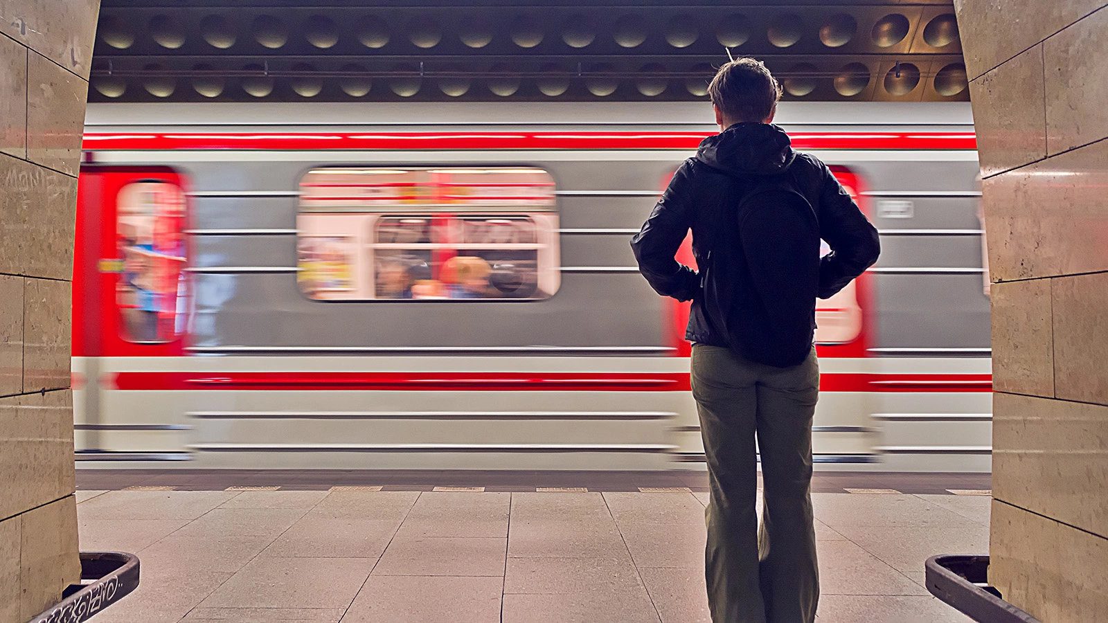 Поезд метро в Праге