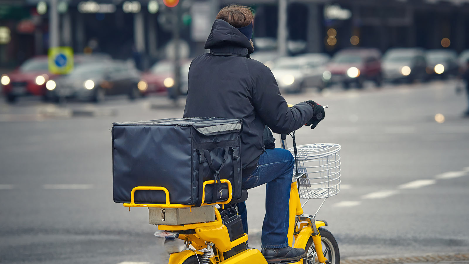 В Госдуме предложили решение проблемы с ездой курьеров по тротуарам