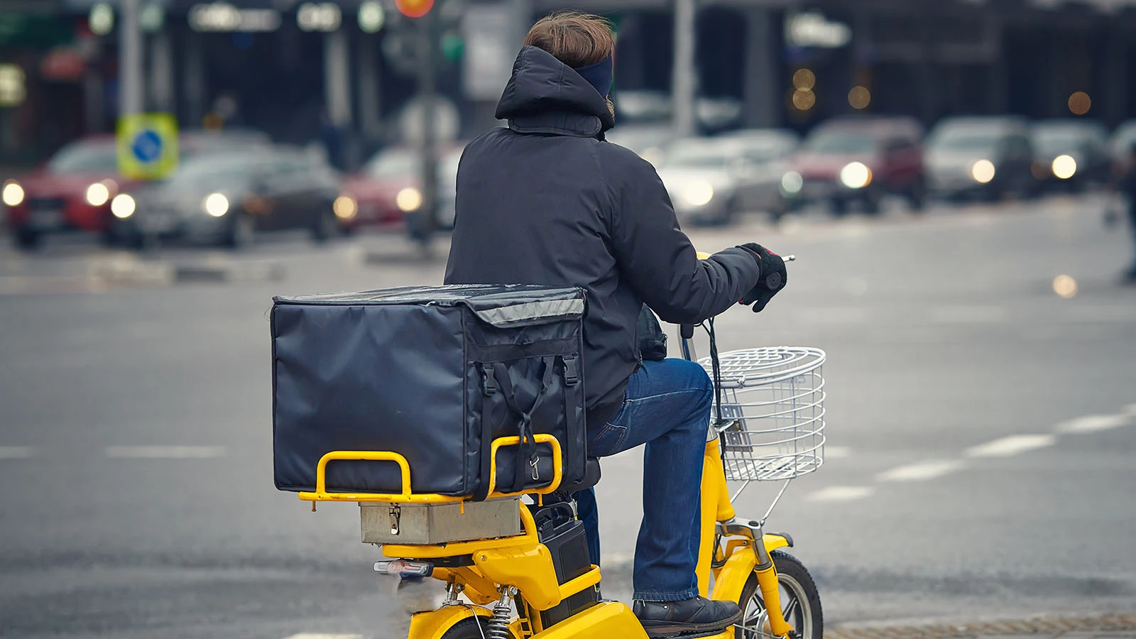 В Госдуме предложили решение проблемы с ездой курьеров по тротуарам