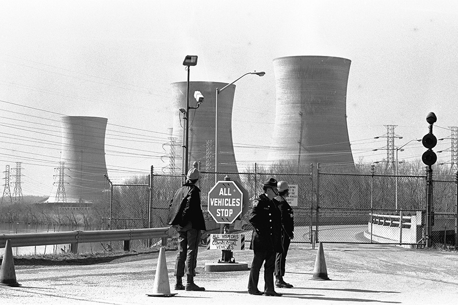 Объект:  АЭС &laquo;Три-Майл-Айленд&raquo;, США

Дата:  март 1979 года

Что произошло:  в&nbsp;результате&nbsp;серии сбоев в&nbsp;работе оборудования и&nbsp;ошибок операторов на&nbsp;одном из&nbsp;энергоблоков произошло расплавление активной зоны реактора.

Последствия:  произошел выброс в&nbsp;атмосферу инертных радиоактивных газов. Из района, подвергшегося радиационному воздействию, были эвакуированы 200&nbsp;тыс. человек. Катастрофа считается крупнейшей в&nbsp;атомной энергетике&nbsp;США.
